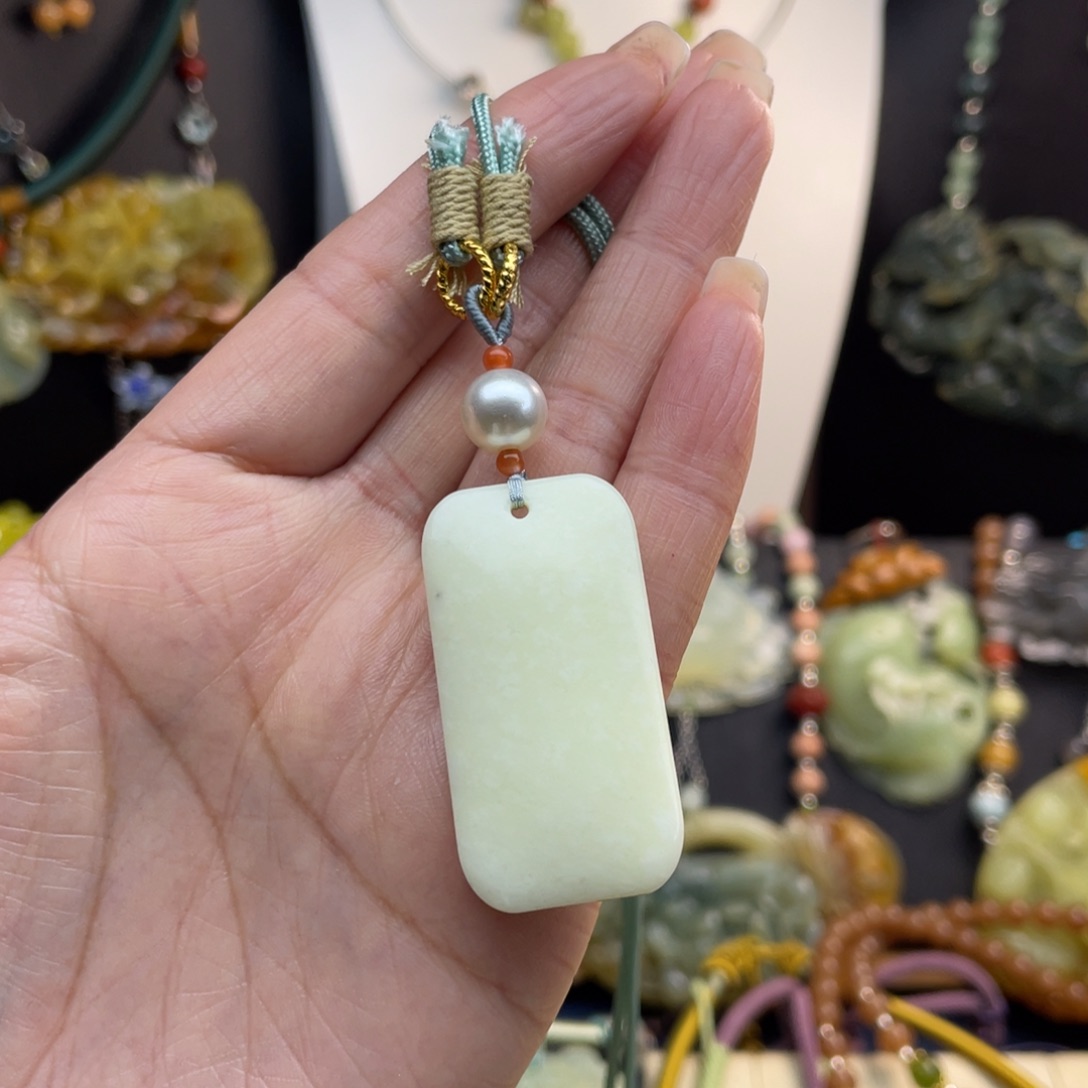 蛇纹石玉未镶嵌颈饰