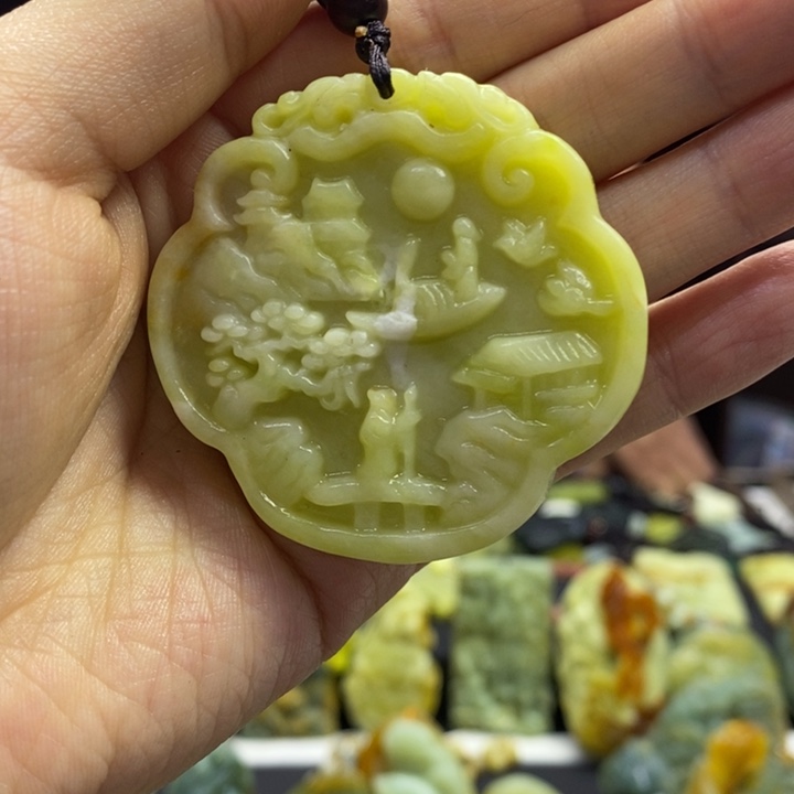 蛇纹石玉未镶嵌颈饰