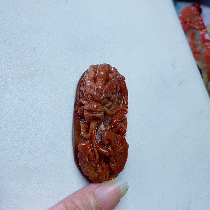 翡翠未镶嵌颈饰龙