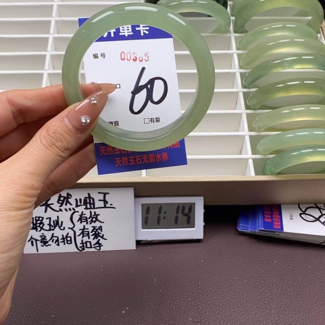 蛇纹石玉手镯未镶嵌