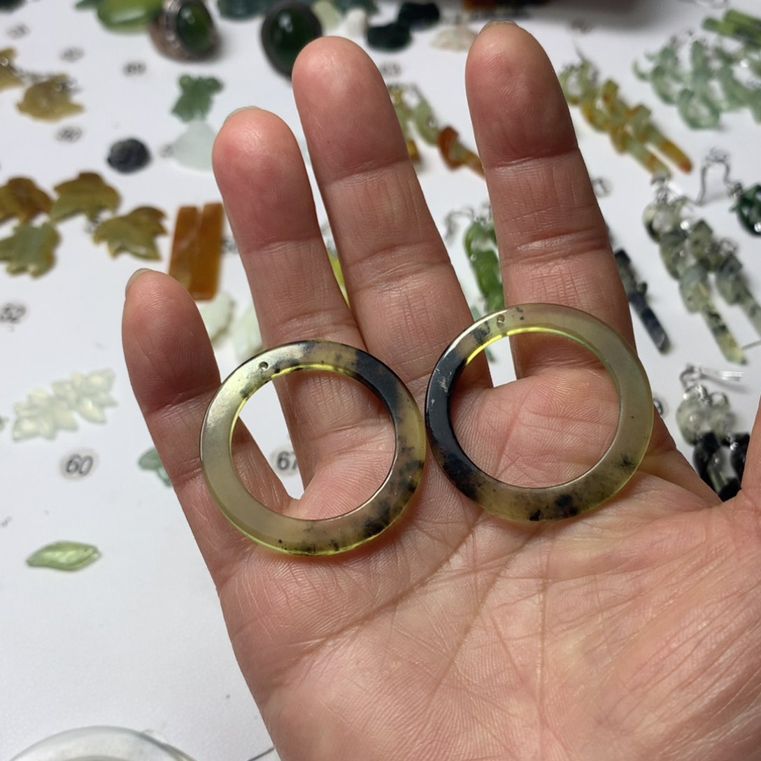 蛇纹石玉耳饰未镶嵌