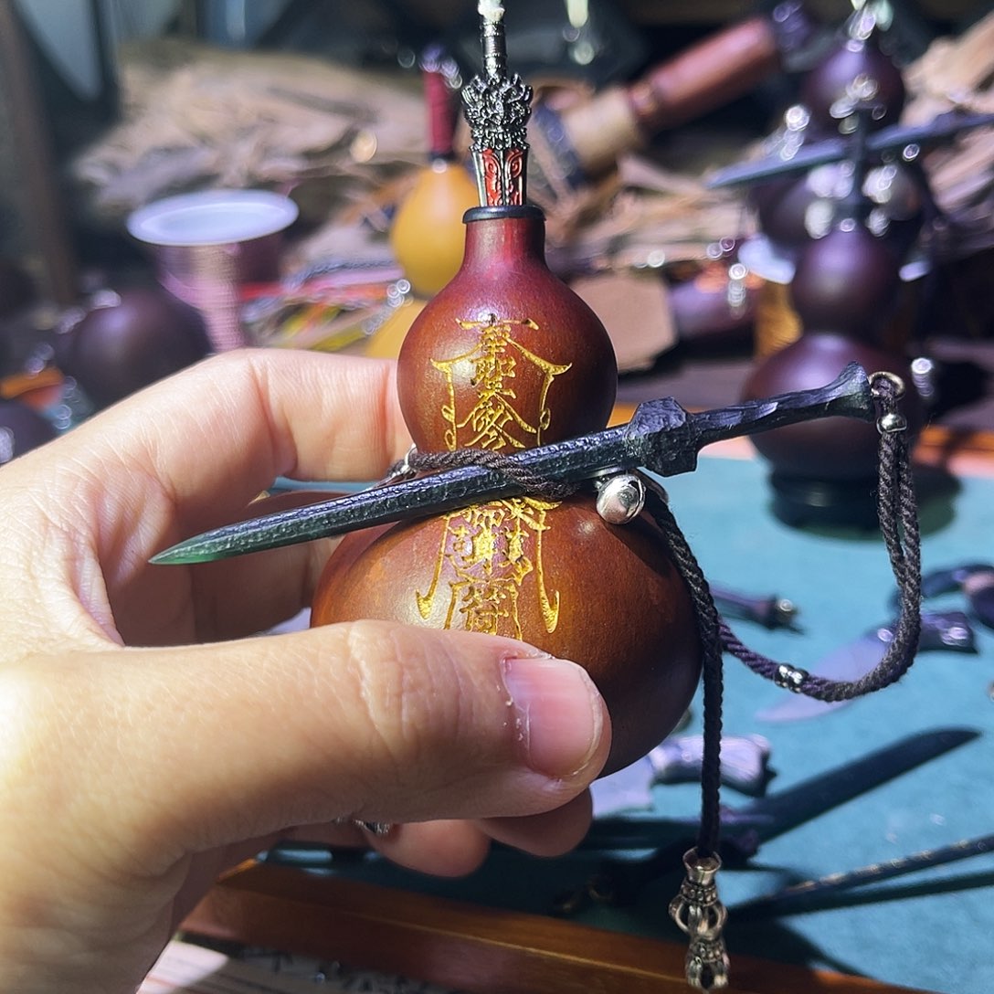 石头静态手工制作葫芦带剑