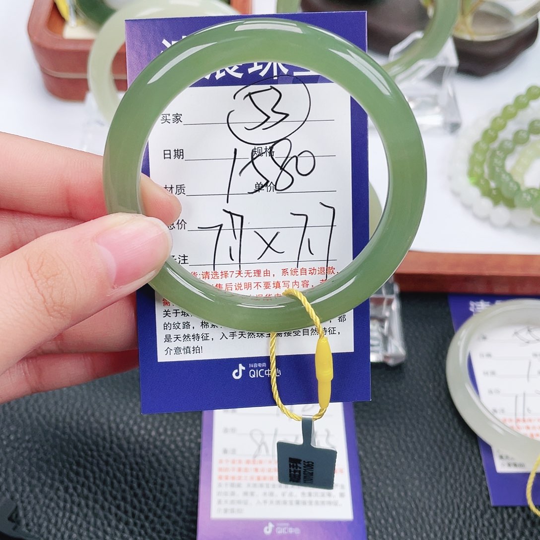和田玉未镶嵌手镯
