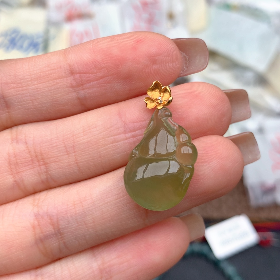 18K金镶嵌挂件翡翠