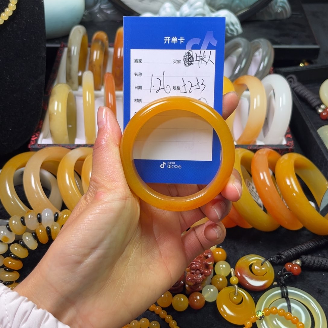 石英质玉（黄龙玉）手镯未镶嵌牛*人