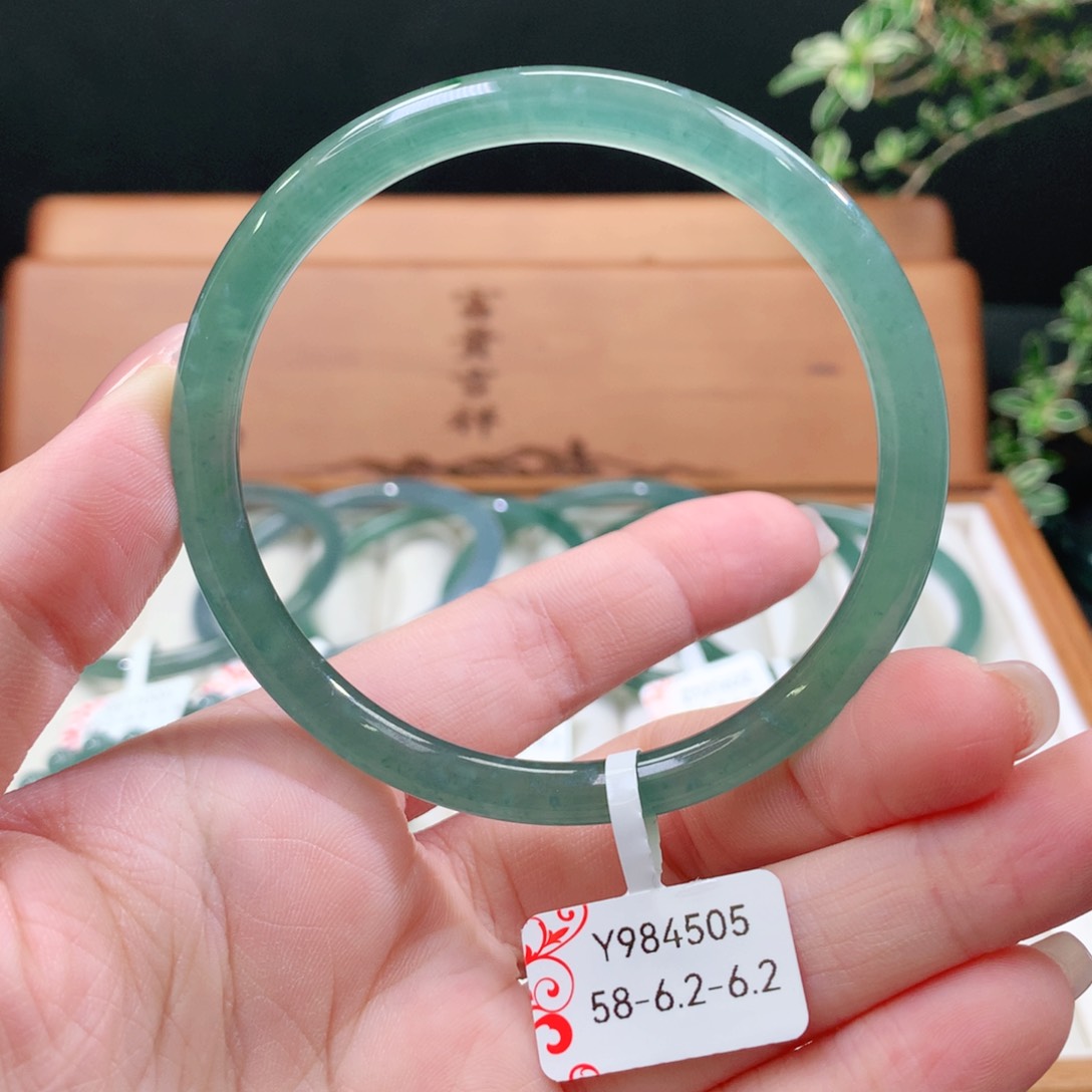 翡翠手镯未镶嵌天然