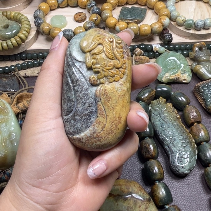 李***威岫岩河磨玉（透闪石质玉）未镶嵌珠宝奇石