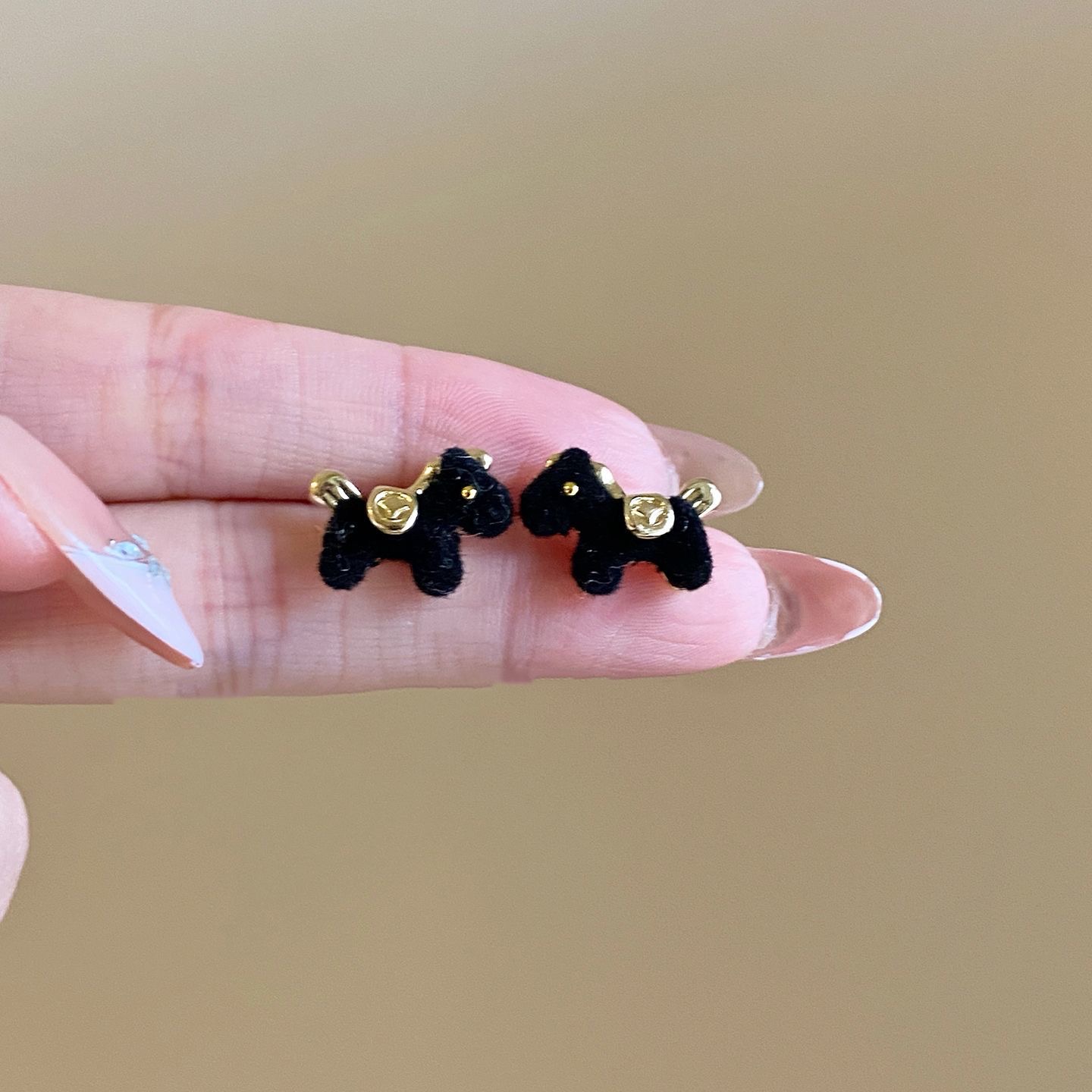 铜合金耳饰 秋冬黑色植绒小马耳钉女新款生肖新年耳环1688