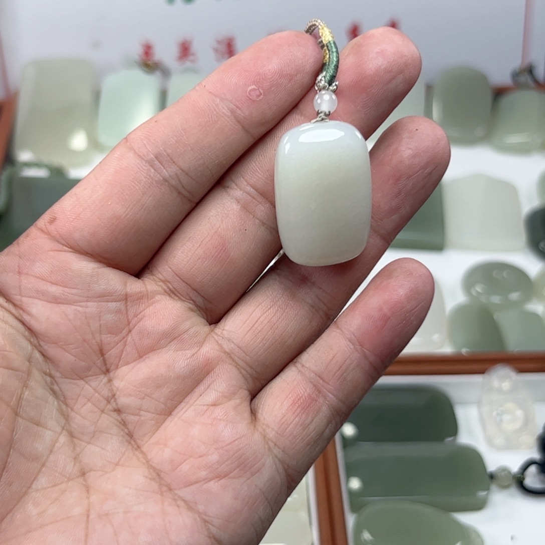 不***言和田玉未镶嵌颈饰