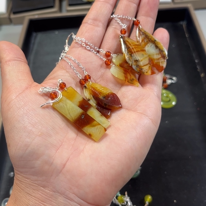 蛇纹石玉耳饰未镶嵌零****?