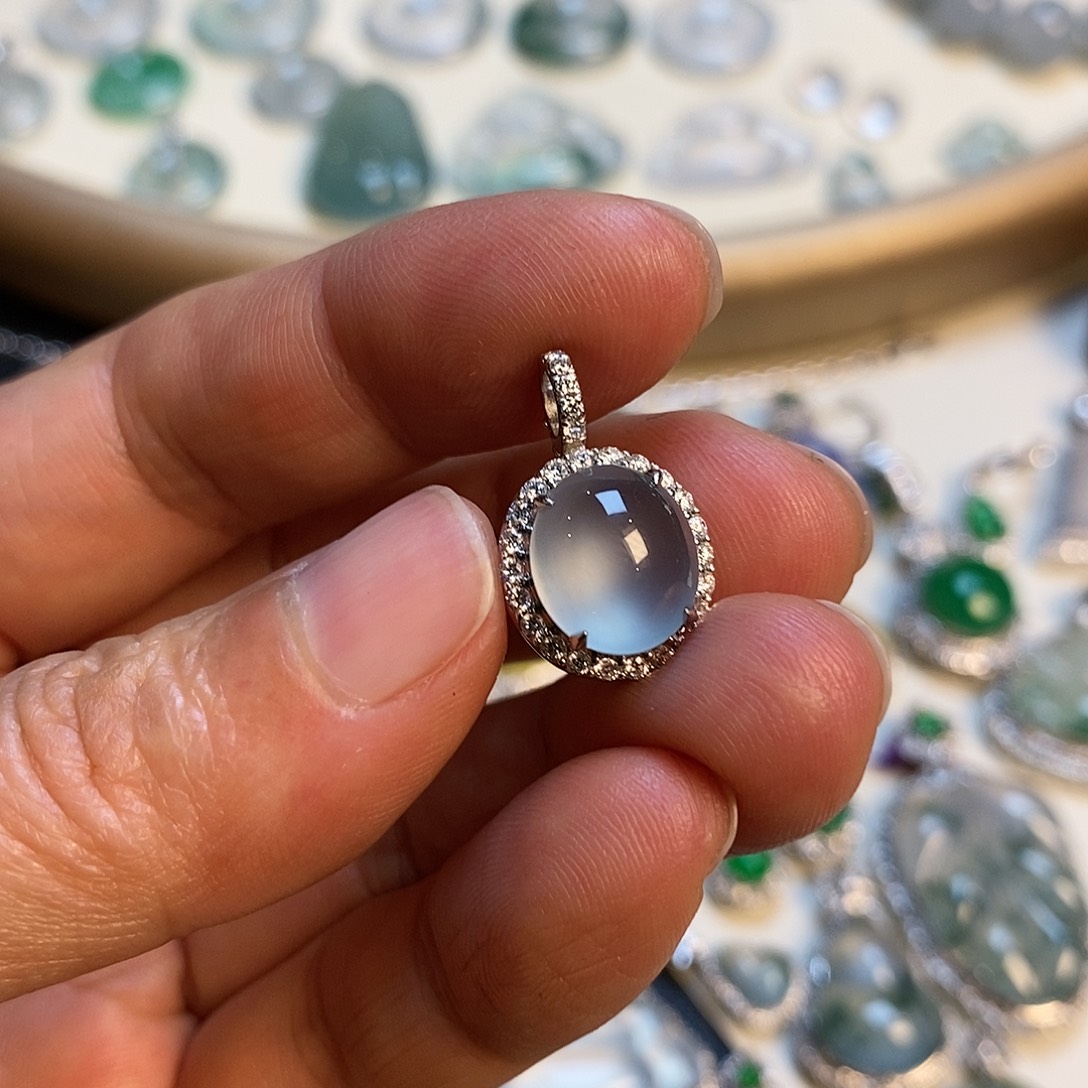 翡翠颈饰18K金镶嵌蛋面