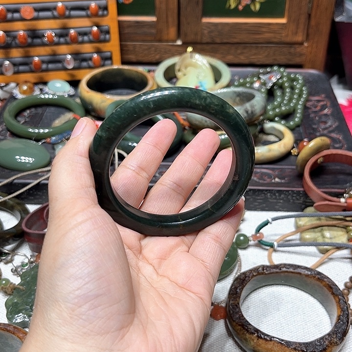岫岩河磨玉（透闪石质玉）手镯未镶嵌