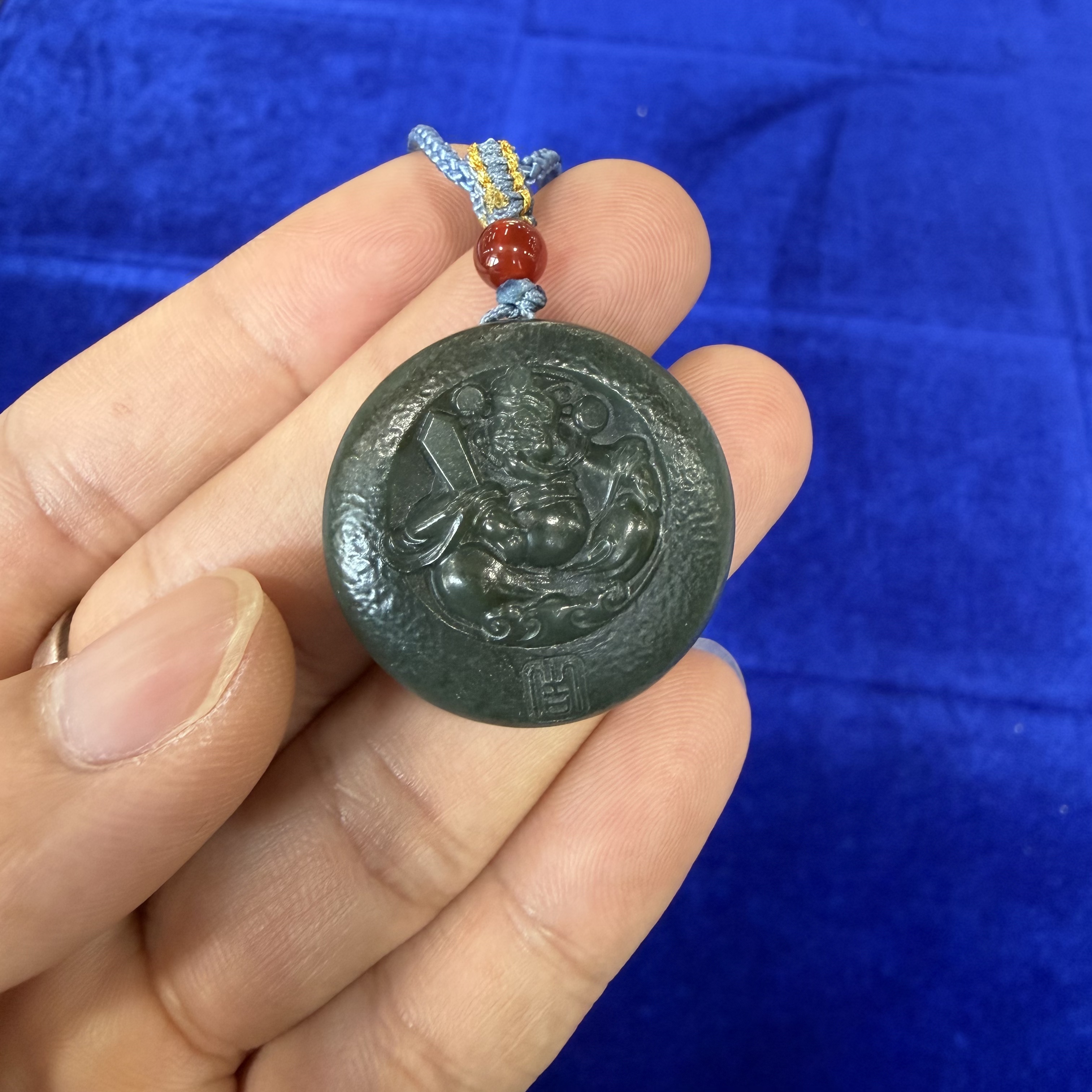 【倔老头精品】和田玉财神雕刻 圆牌挂件精美款(配绳)