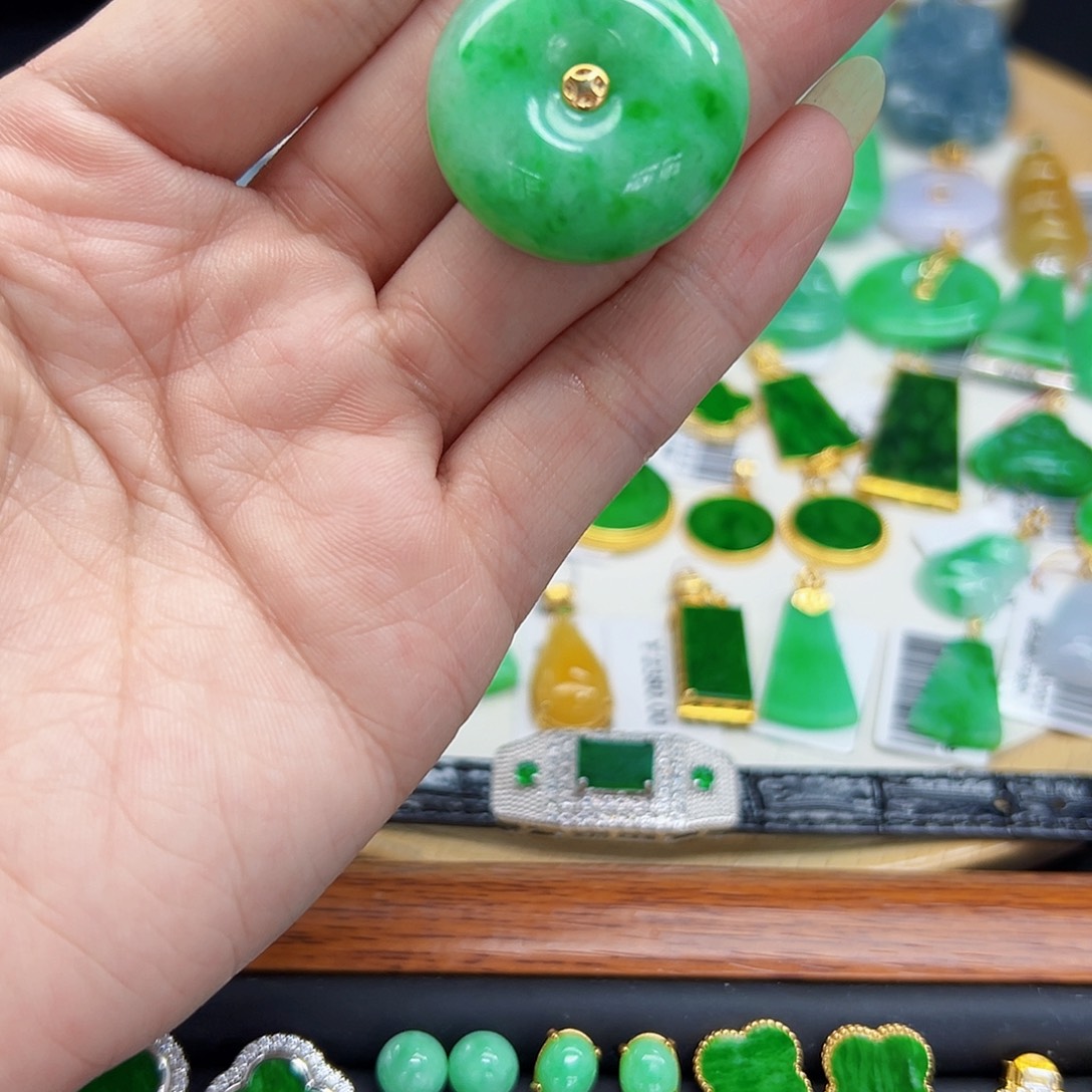 翡翠颈饰18K金镶嵌天然缅料A货一件