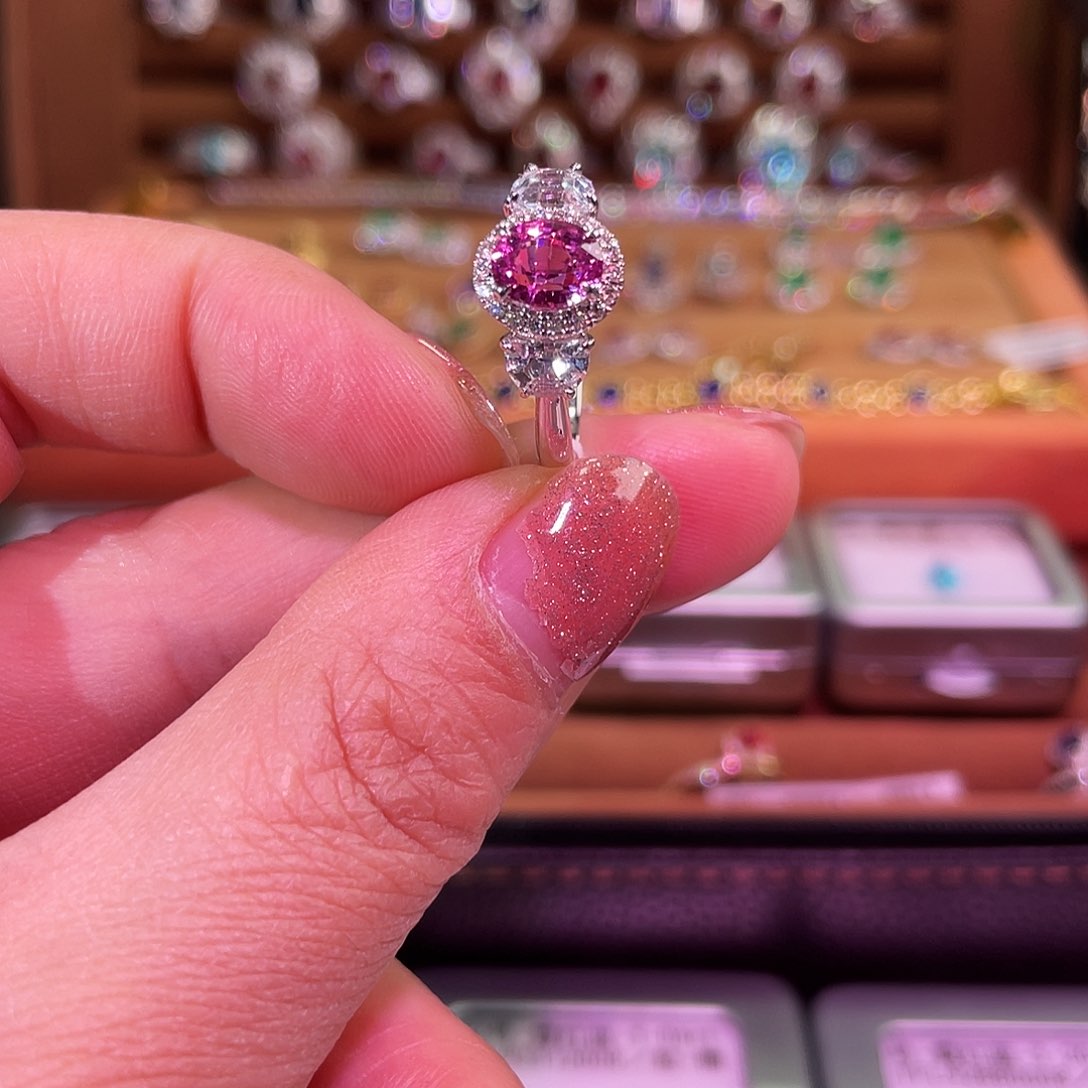 蓝宝石戒指18K金镶嵌