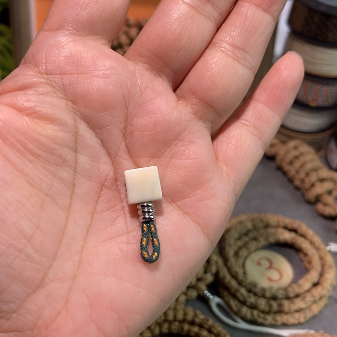 彭***亿柏香籽/百香籽吊坠