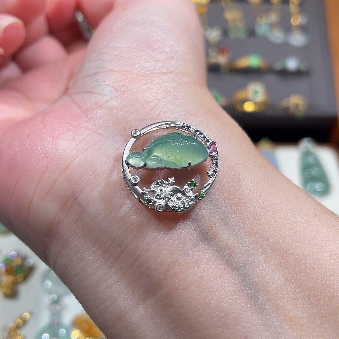 翡翠颈饰18K金镶嵌甜绿锦鲤