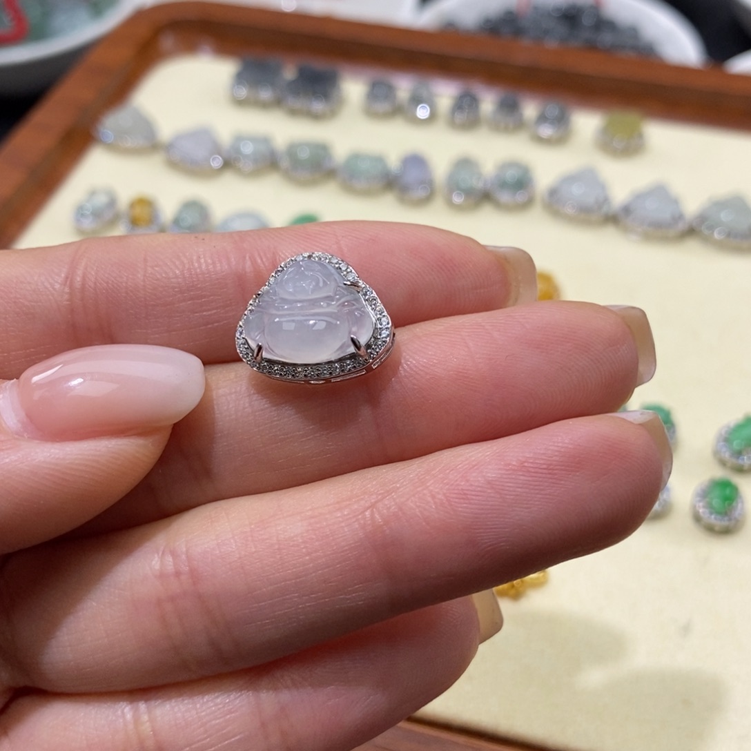 翡翠颈饰未镶嵌佛公