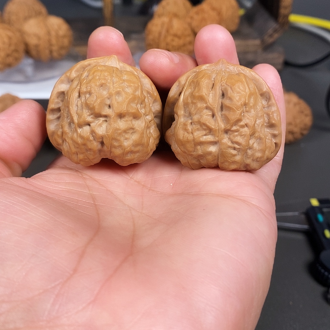 文玩核桃把件全品蛤蟆头骨质好红皮花
