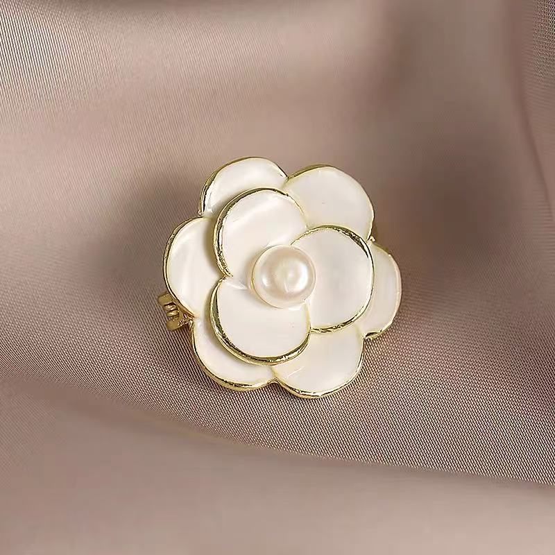 天然淡水珍珠山茶花胸针合金