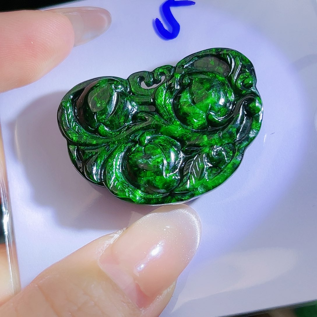 翡翠颈饰未镶嵌吊坠