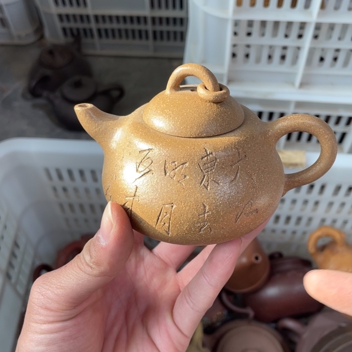 老厂紫砂壶一件。