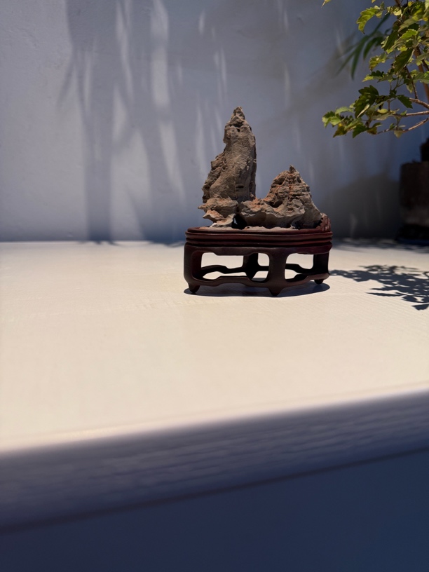 灵璧石滴水莲花 山型小品 酸枝苏工几架 中式桌面书架装饰好物
