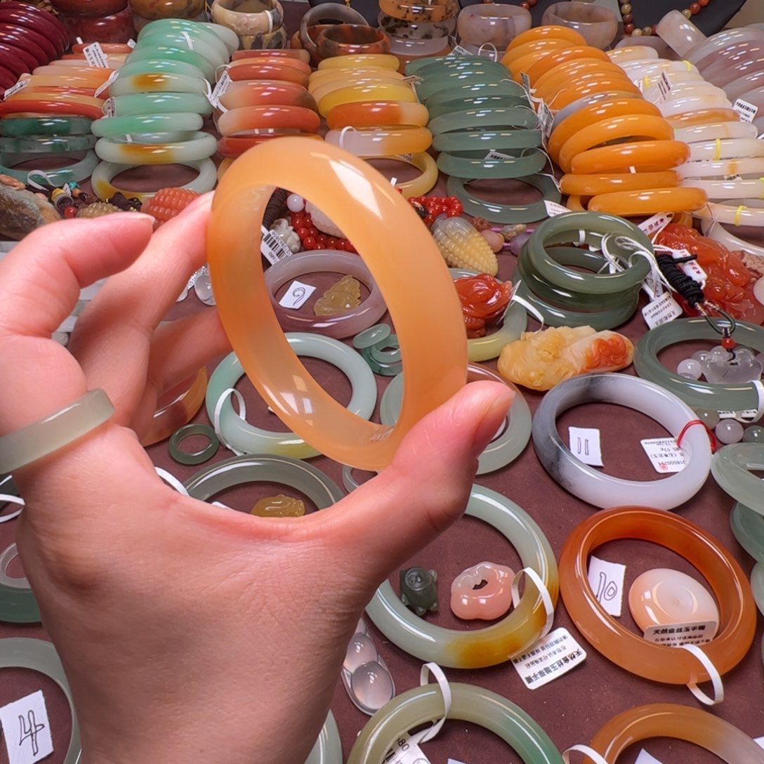 晴***晴石英岩玉未镶嵌手镯