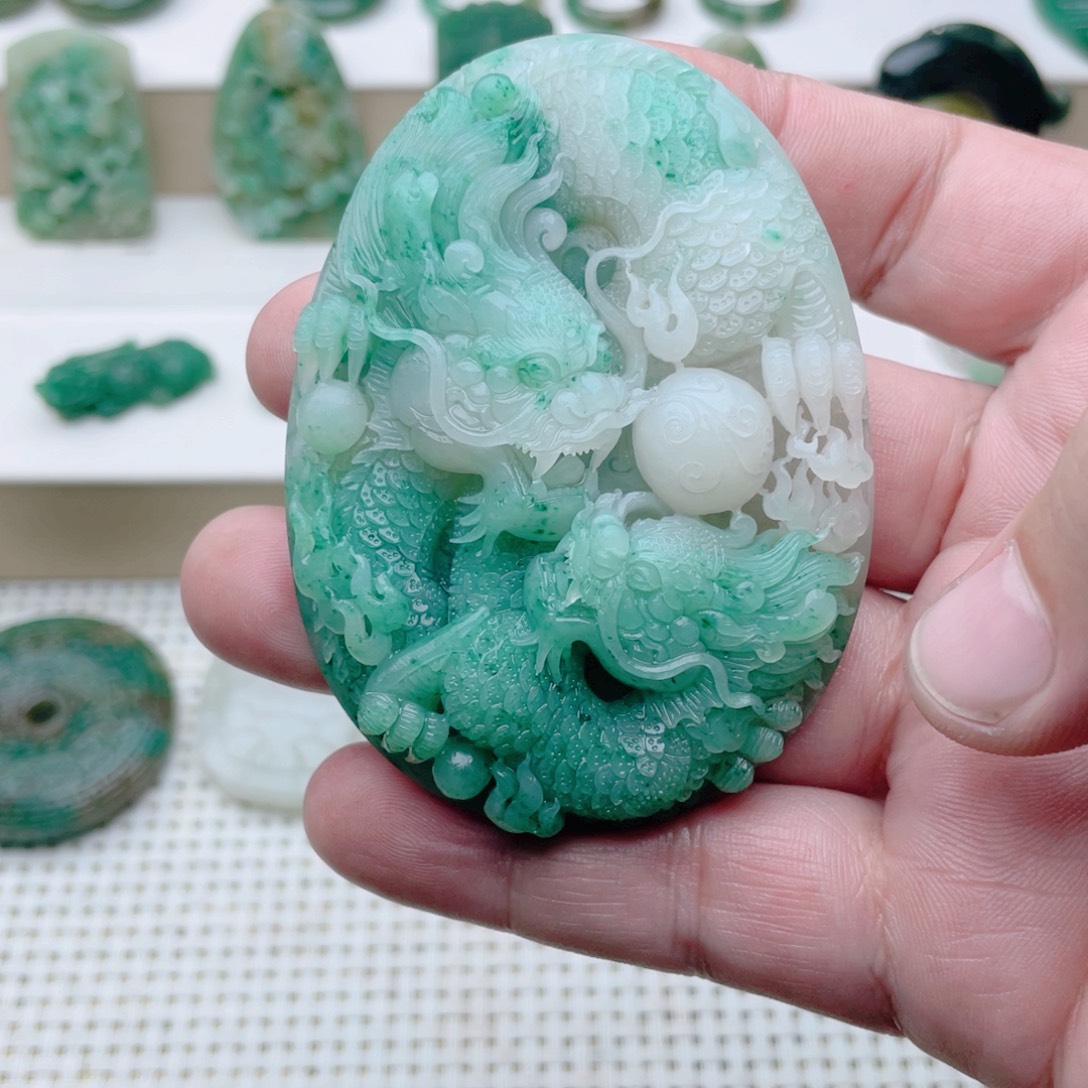 抱***拙独山玉未镶嵌挂件