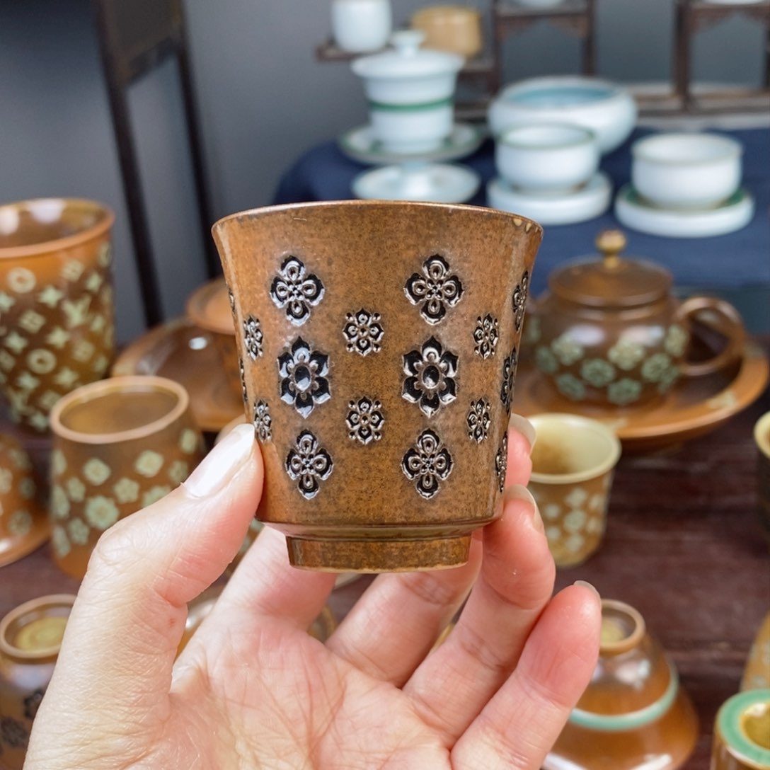 朱砂胎草木灰宝相花纹 黑釉 高铃铛杯 