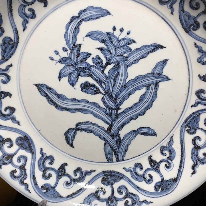 盘青花花卉图案瓷盘