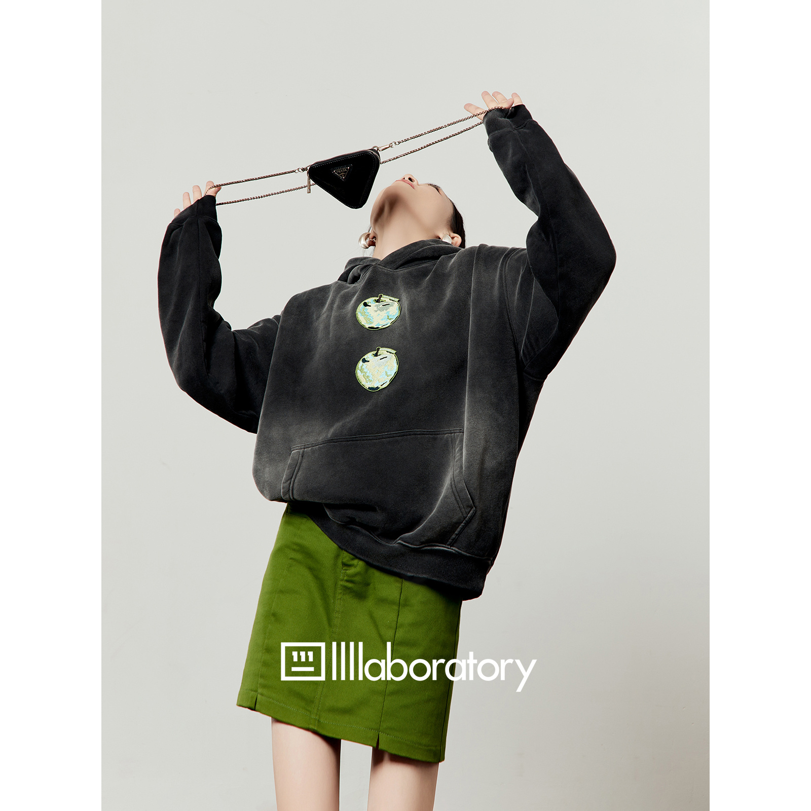 《苹果双子星》黑色卫衣女2025苹果印花宽松休闲水洗做旧连帽上衣