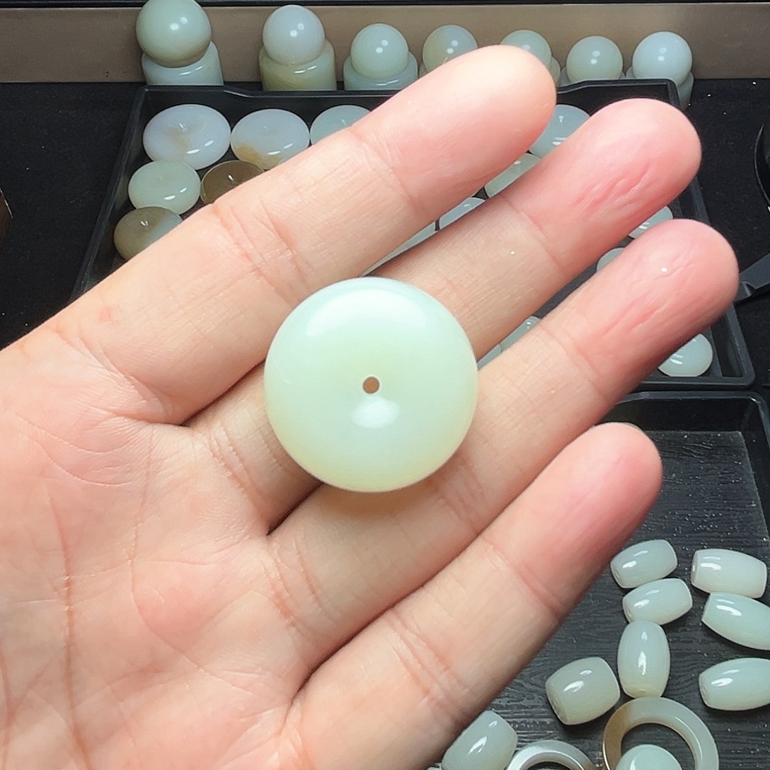 健***飞和田玉未镶嵌颈饰