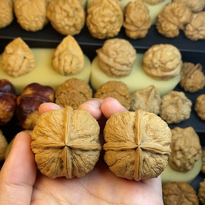 文玩核桃吊坠金莽四棱41