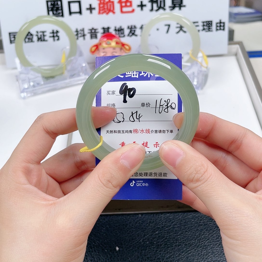 和田玉手镯未镶嵌