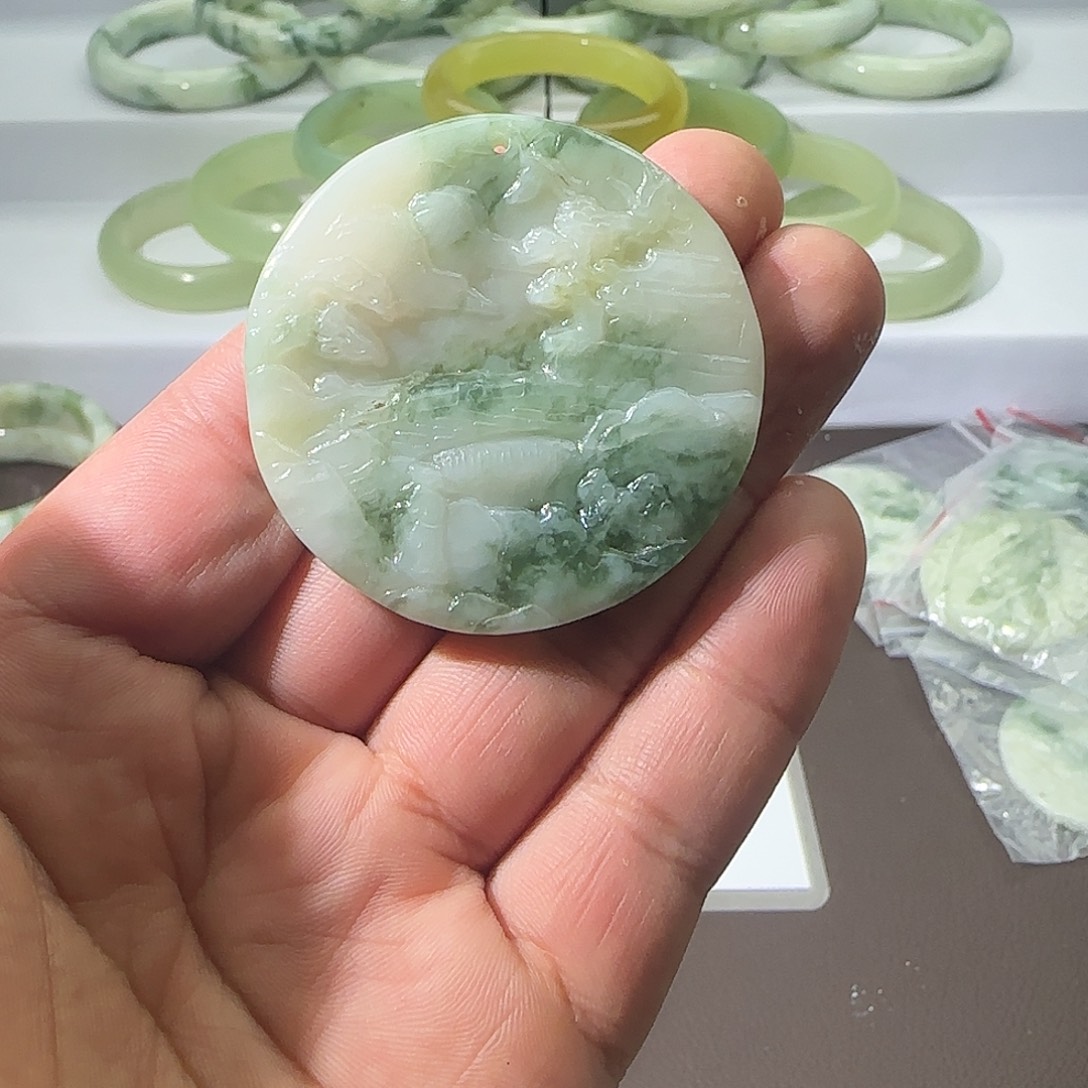 蛇纹石玉未镶嵌颈饰