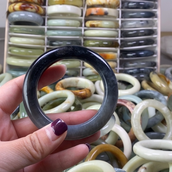 蛇纹石玉手镯未镶嵌