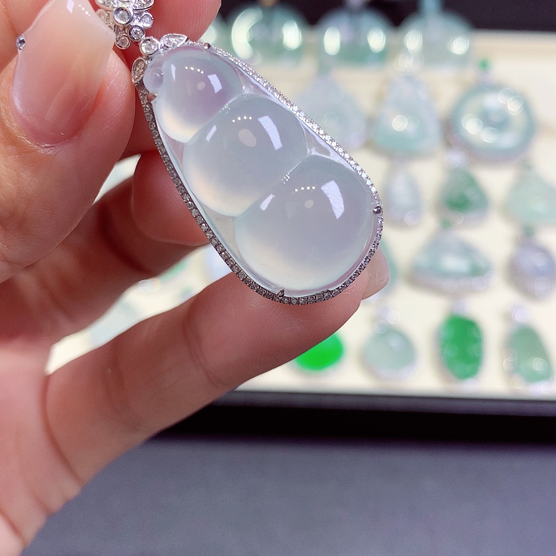 翡翠18K金镶嵌颈饰翡翠