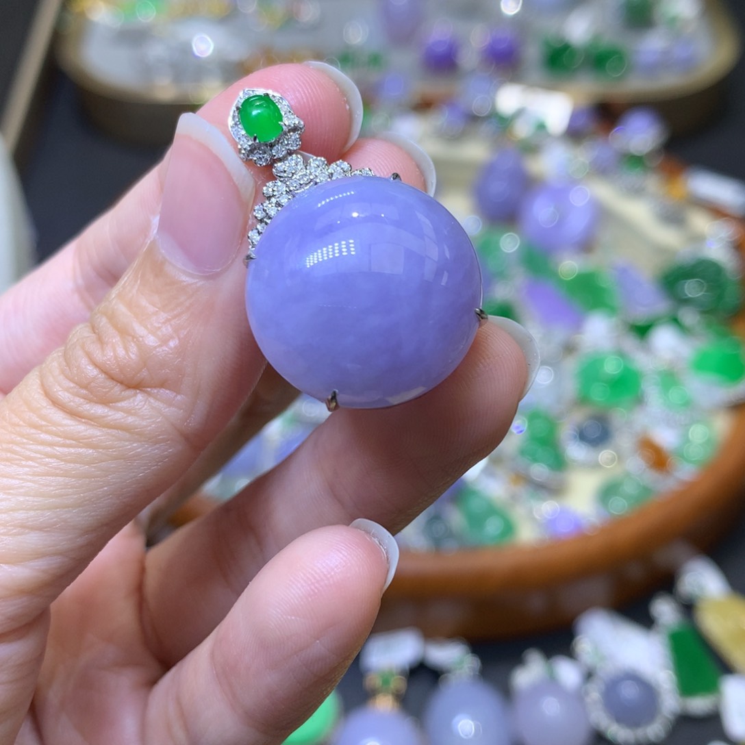 颈饰18K金镶嵌翡翠