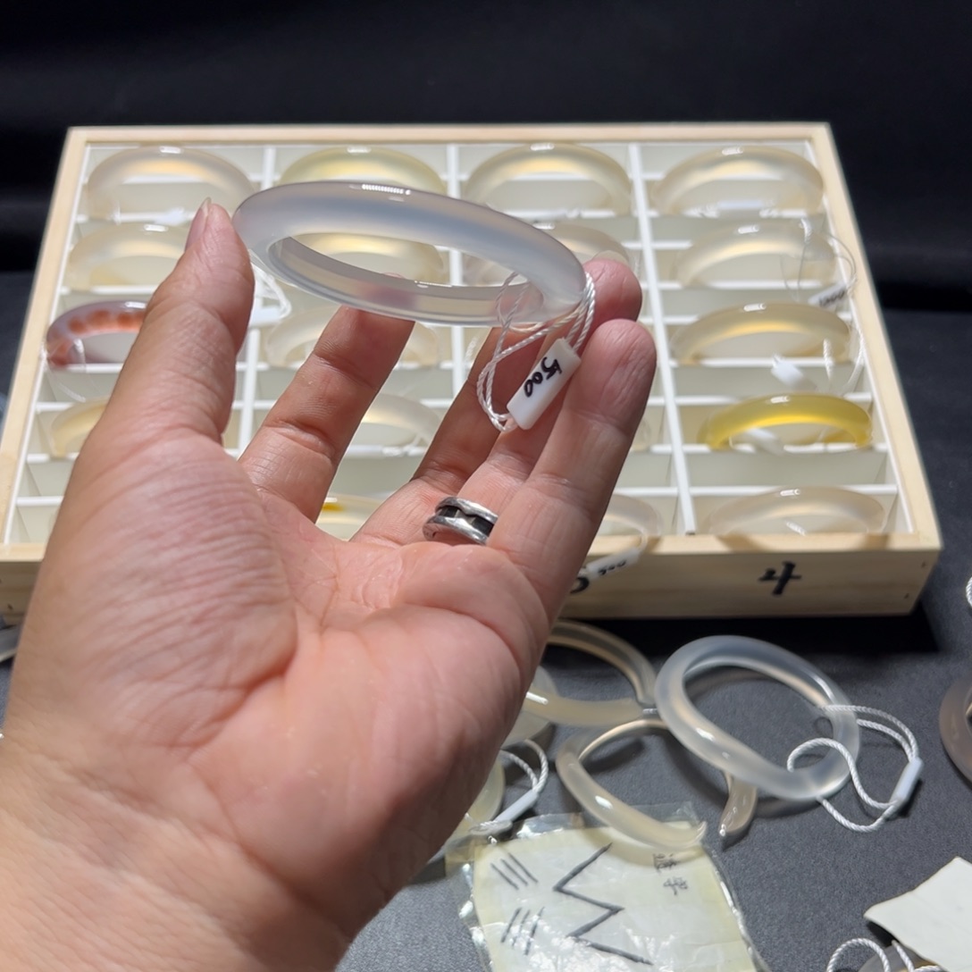 玛瑙/玉髓手镯未镶嵌.****