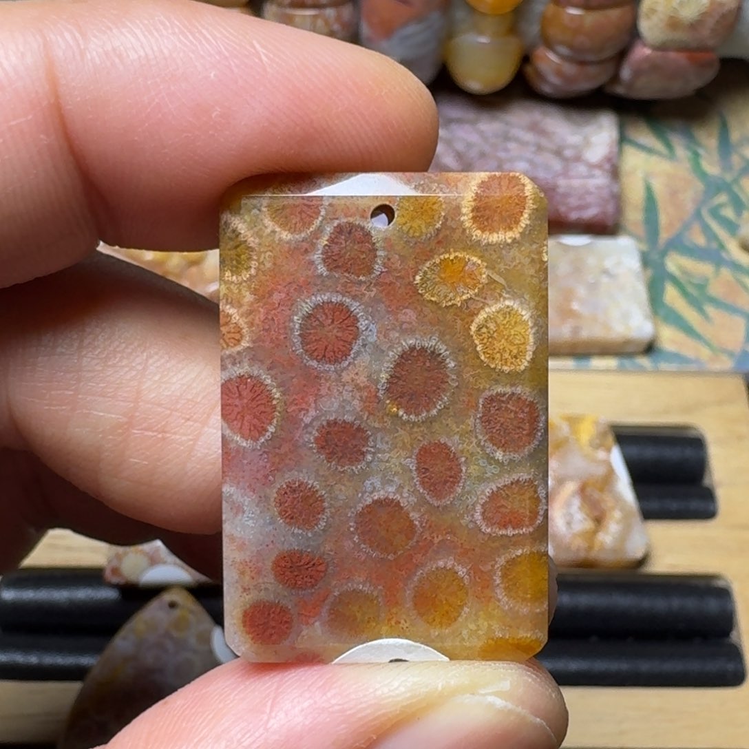 硅化玉天然有机玉石保真色未镶嵌风中凌乱飘落满山红花