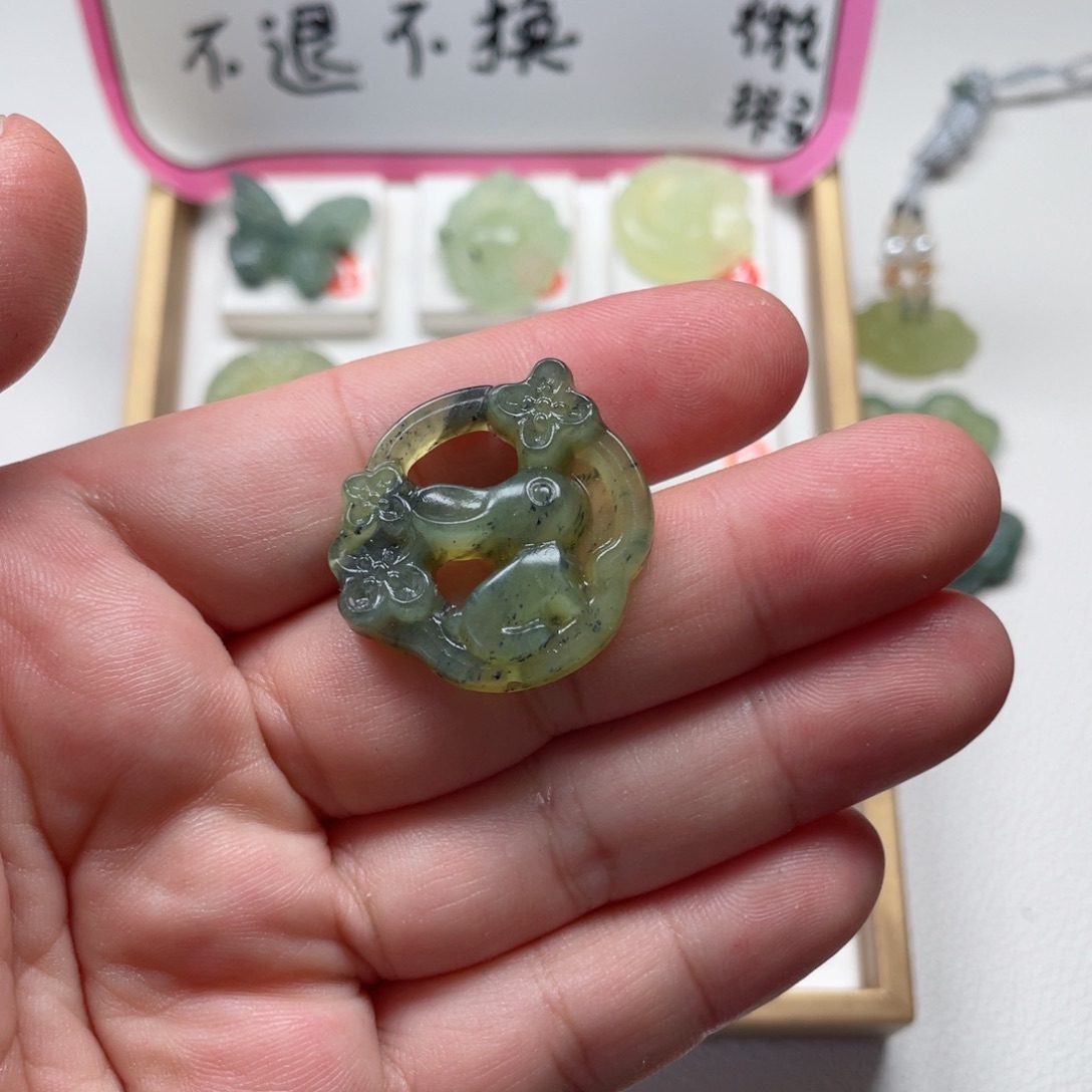 猪****未镶嵌蛇纹石玉颈饰