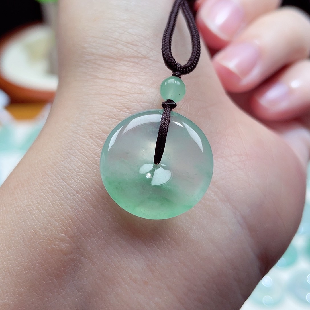 翡翠颈饰未镶嵌平安扣