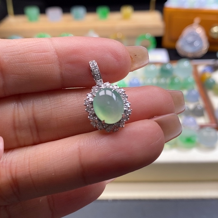 翡翠吊坠(不含链)18K金镶嵌翡翠冰绿旦面吊坠