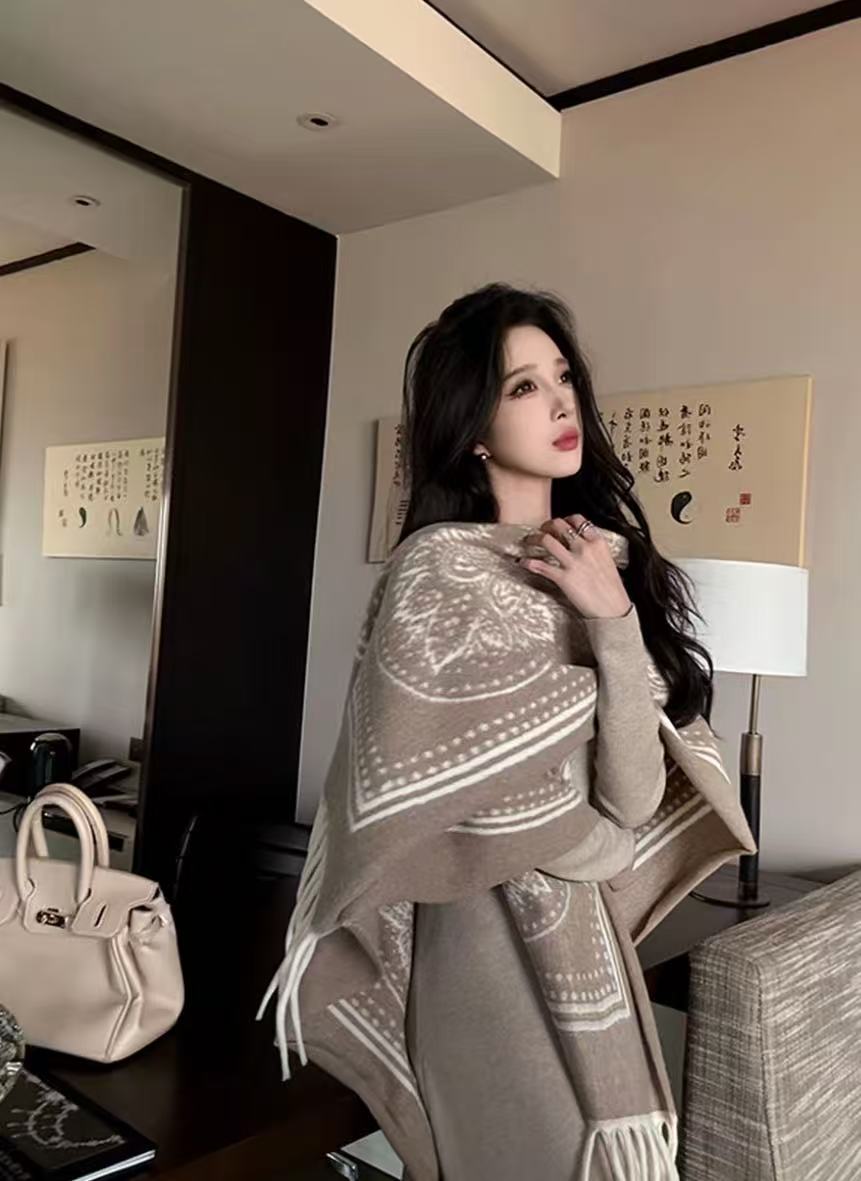 【霜落】秋冬法式高贵复古高级感条纹撞色披肩时尚减龄休闲T93