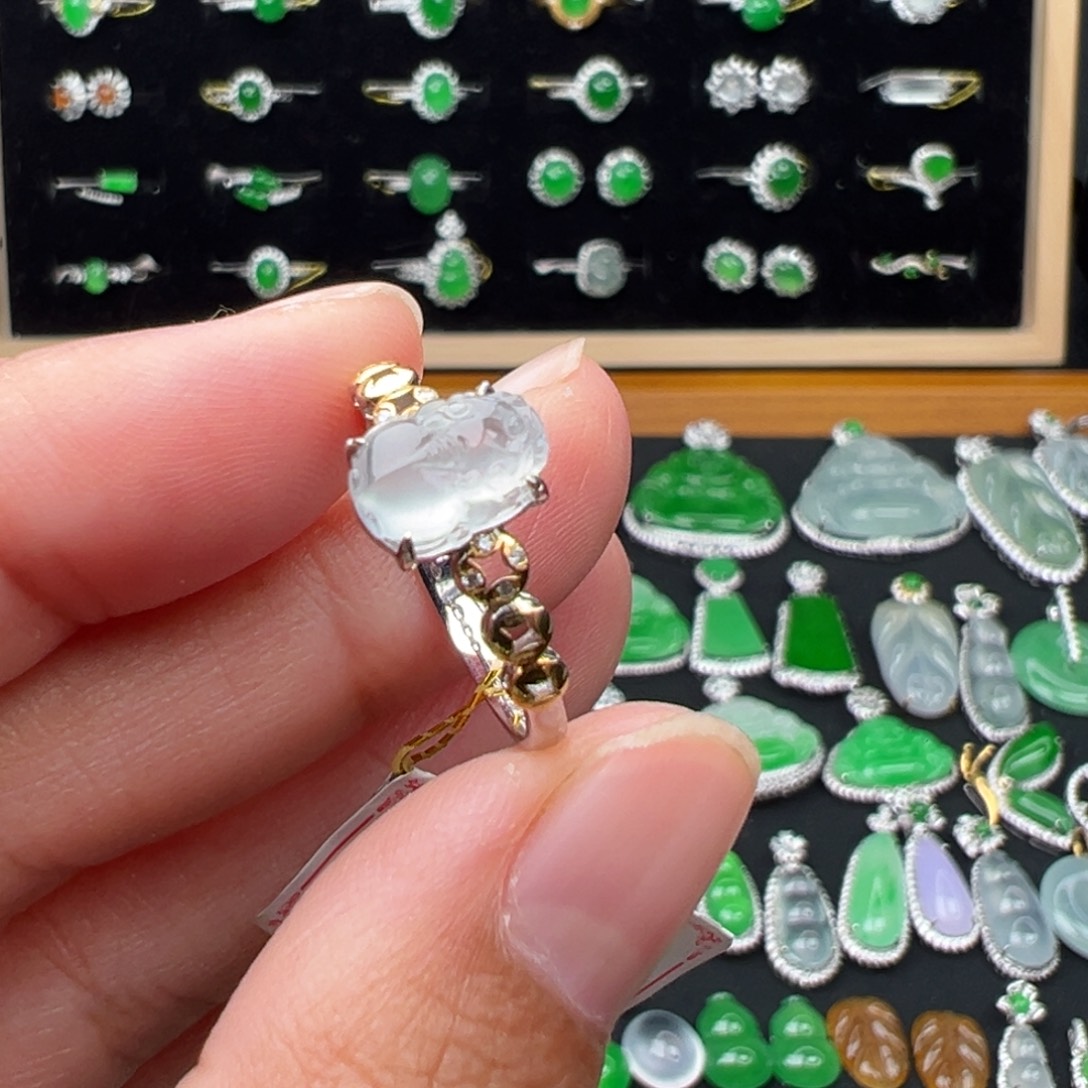 翡翠18K金镶嵌颈饰戒指