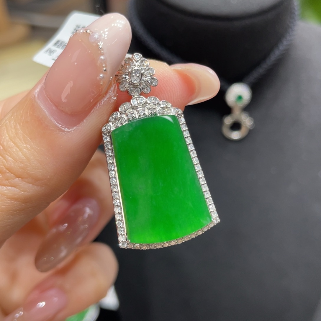 翡翠颈饰18K金镶嵌天然缅甸翡翠a货