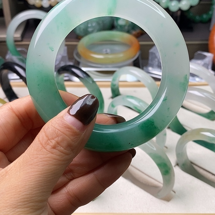 小***丁石英质玉（非洲翠）未镶嵌手镯