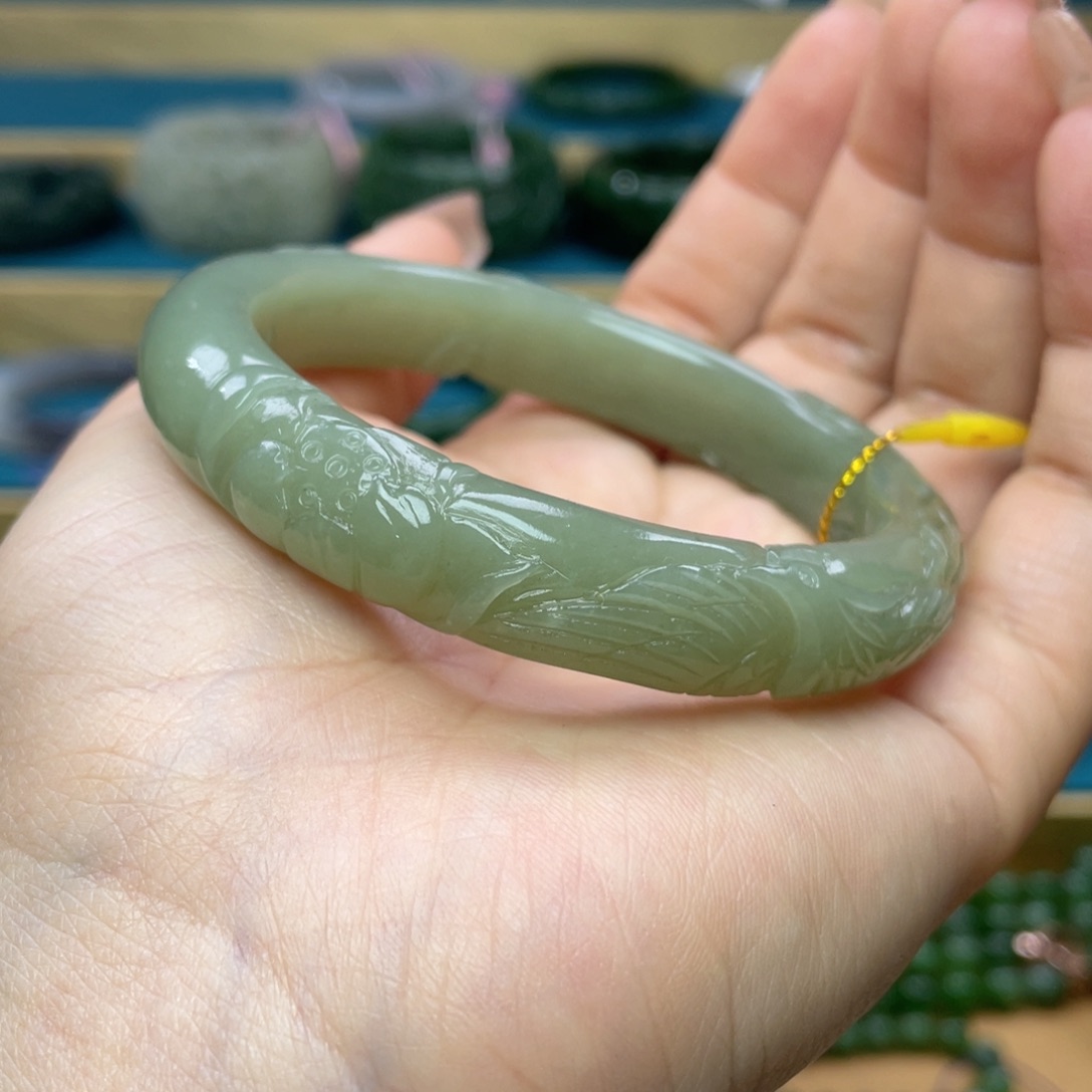 和田玉手镯58+圈口。编号61未镶嵌