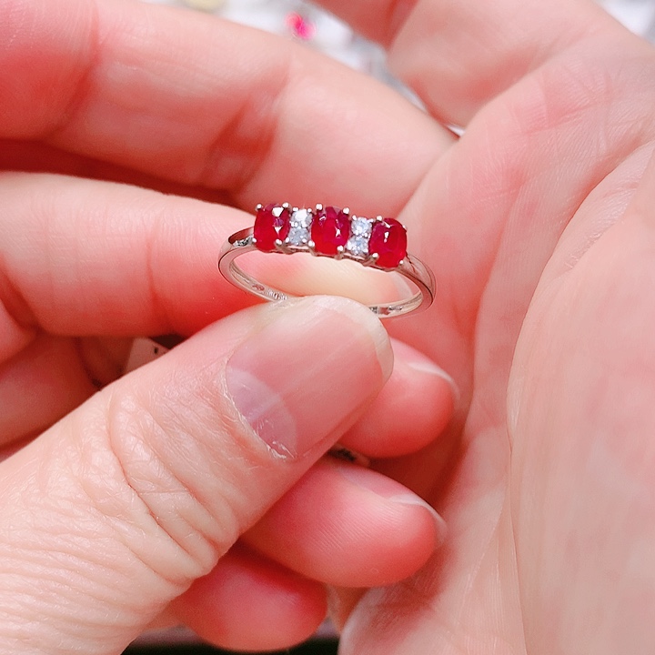 红宝石戒指18K金镶嵌